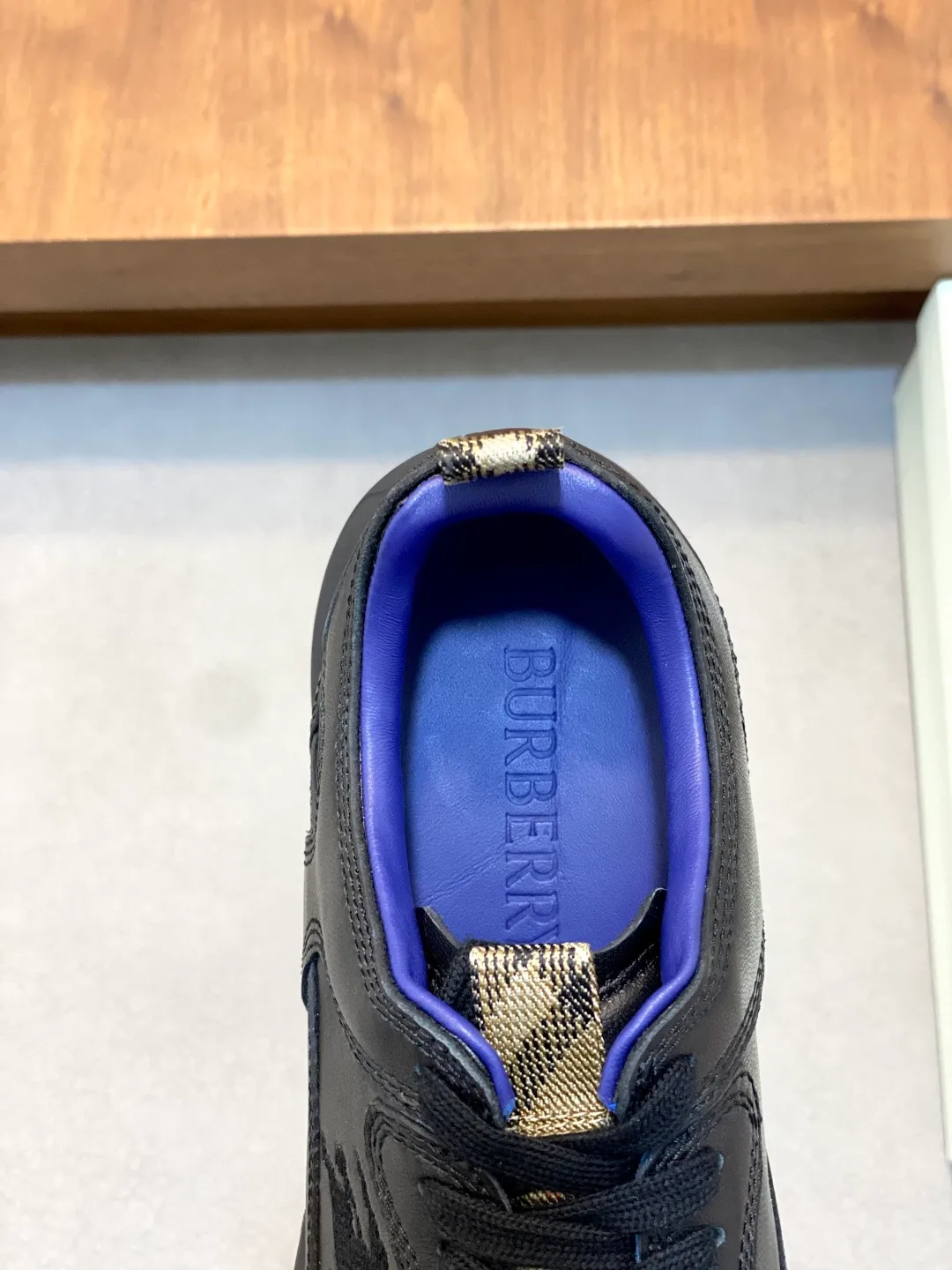 Men's men's shoes 💰660 𝐁𝐔𝐑𝐁𝐄𝐑𝐑𝐘# Burberry's new war horse plaid casual sneakers, new terrace casual sneakers·Burberry (Burberry) classic elements, super comfortable shoes··Knight blue non-slip soles. Finally I saw the latest diagonal checkered sneakers. The colors are really good-looking and can be matched with any way. Sneakers in cotton blend. Crafted in an Italian workshop, it features a worsted Burberry check pattern. Featuring a mesh lining and checkered laces, the rubber sole features the archive Burberry monogram. From Burberry's iconic collection, these wardrobe staples are interpreted with the brand's signature style. The round toe and tongue are embellished with the Equestrian Knight logo (EKD) label, leather insole, and the sole is embellished with the Burberry letter logo size: 38-44 (customized for 45 and 46)